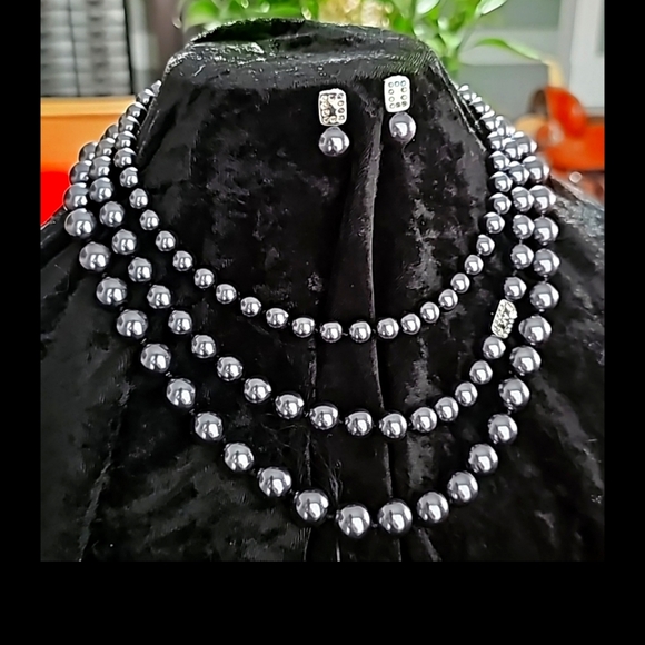 Ann Klein Gorgeous Necklace and Earrings. Charcoal color Pearls on Silver. - Picture 8 of 8